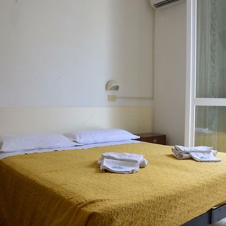 Hotel Moroni Римини Екстериор снимка