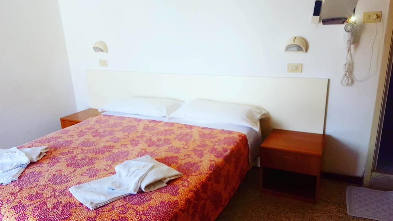Hotel Moroni Римини Екстериор снимка