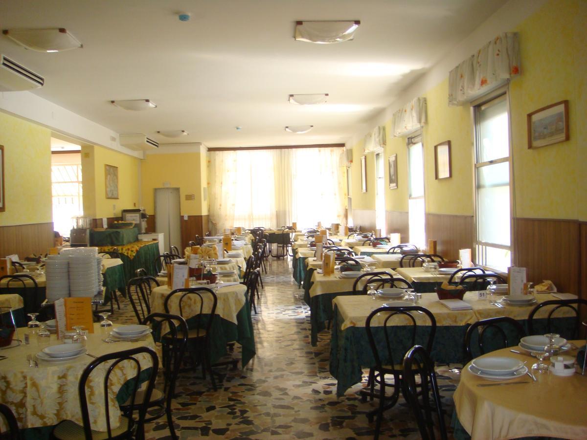 Hotel Moroni Римини Екстериор снимка