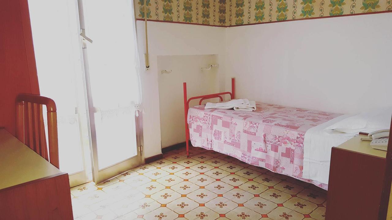Hotel Moroni Римини Екстериор снимка