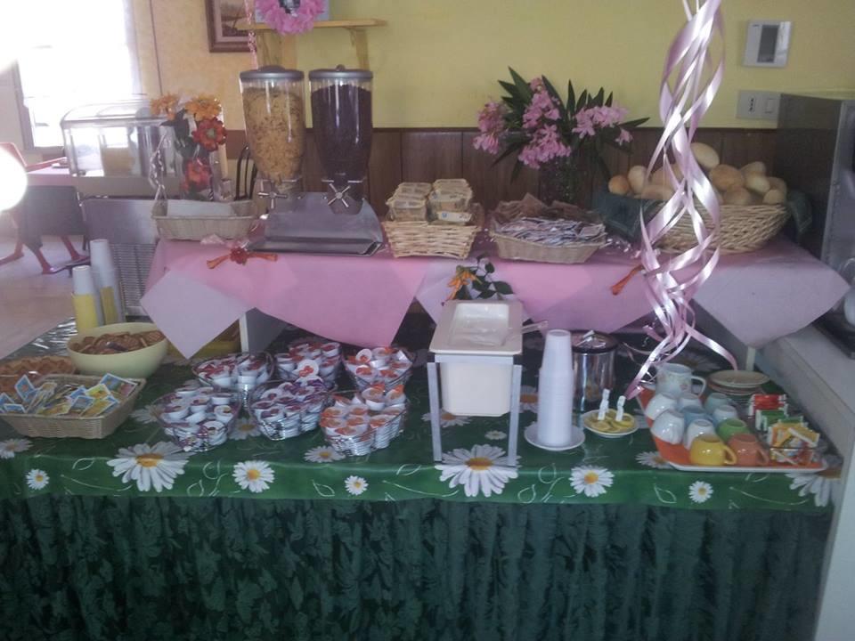 Hotel Moroni Римини Екстериор снимка