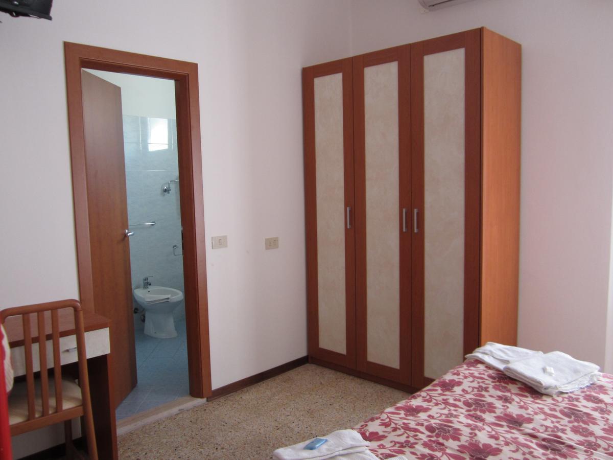 Hotel Moroni Римини Екстериор снимка