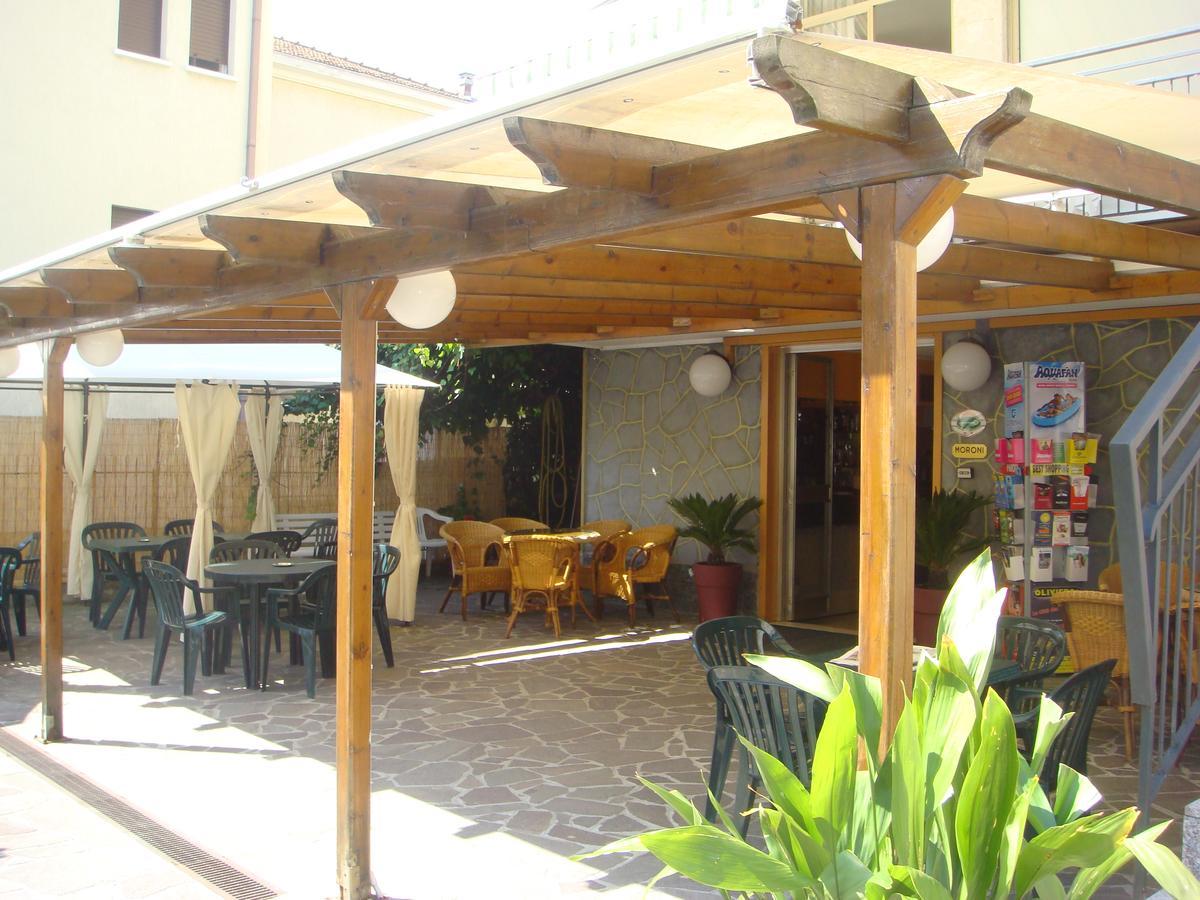 Hotel Moroni Римини Екстериор снимка