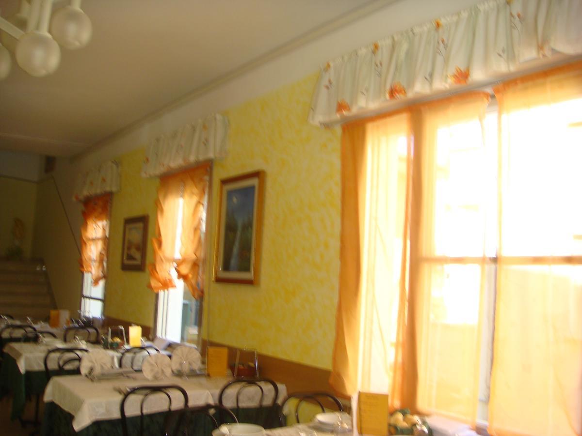 Hotel Moroni Римини Екстериор снимка