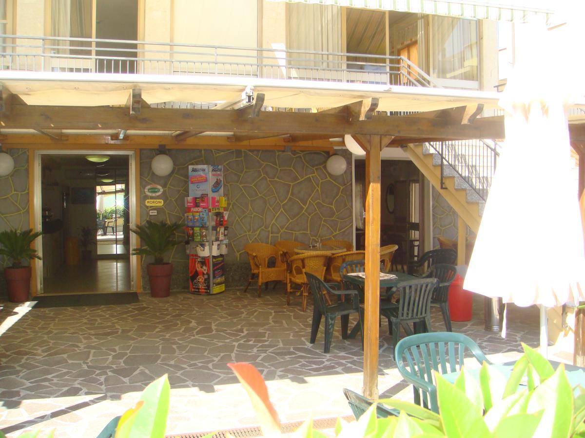 Hotel Moroni Римини Екстериор снимка
