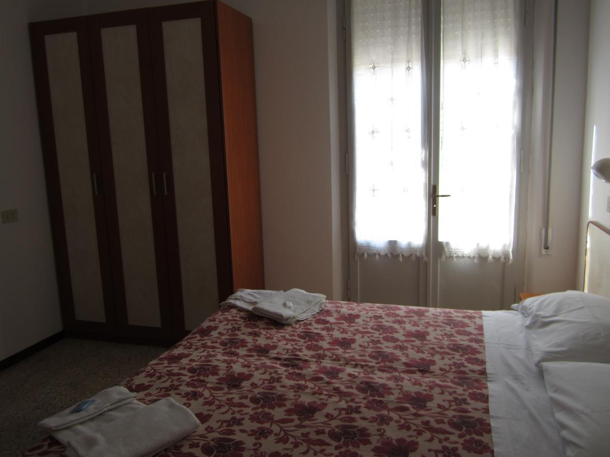 Hotel Moroni Римини Екстериор снимка