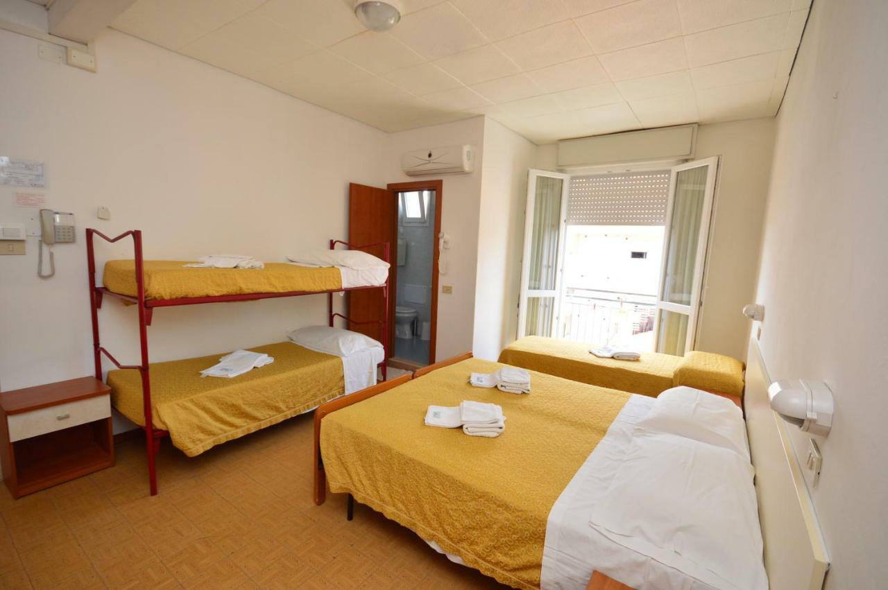 Hotel Moroni Римини Екстериор снимка