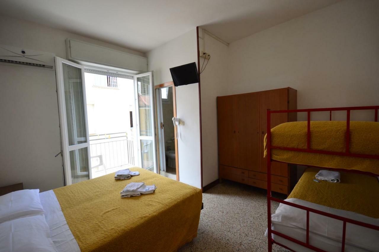 Hotel Moroni Римини Екстериор снимка