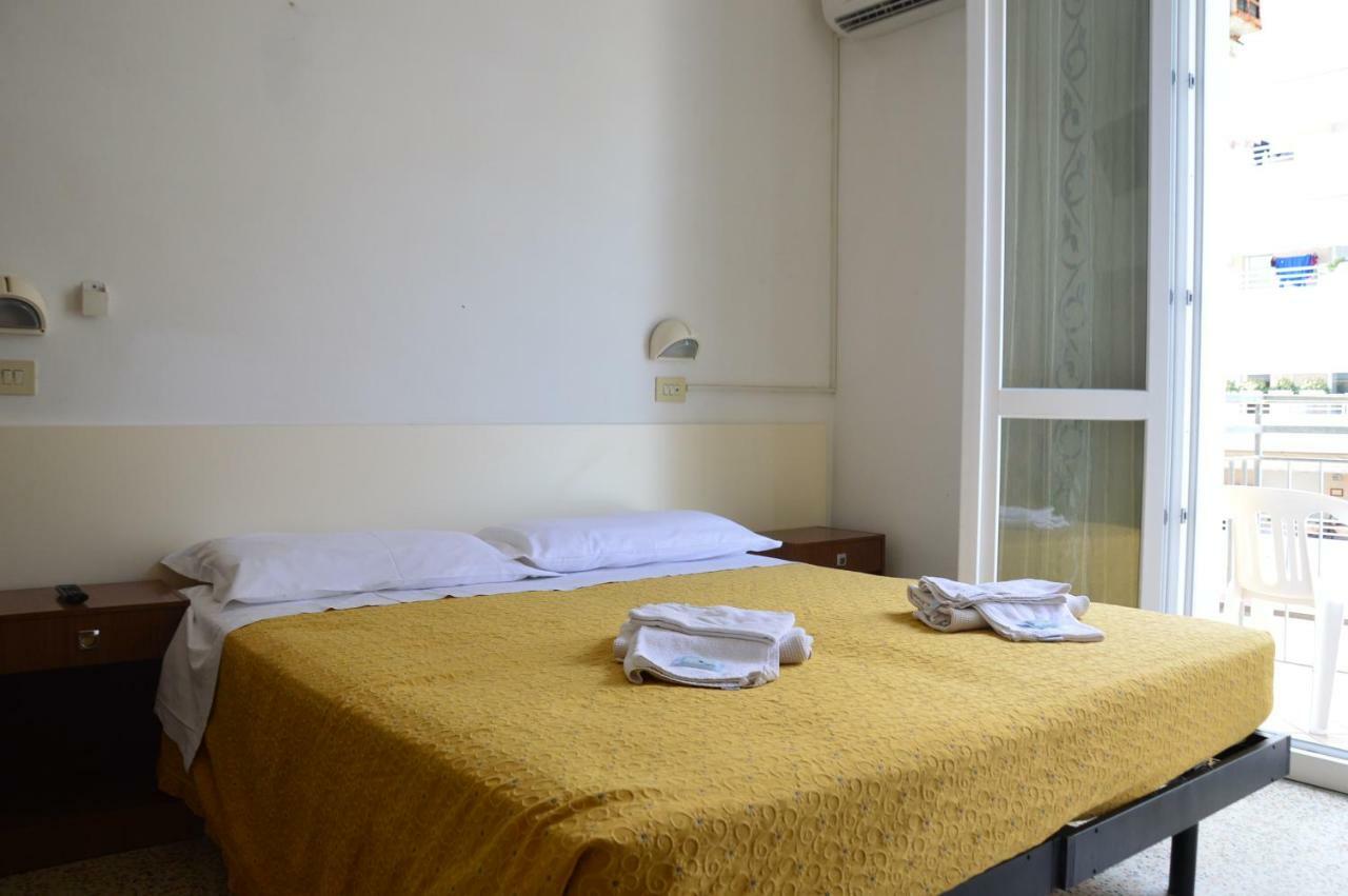 Hotel Moroni Римини Екстериор снимка
