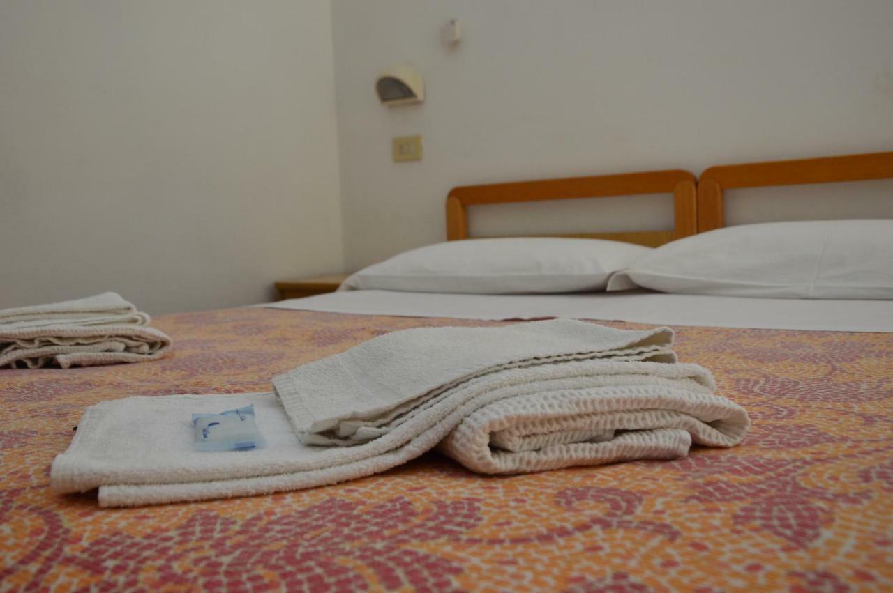 Hotel Moroni Римини Екстериор снимка