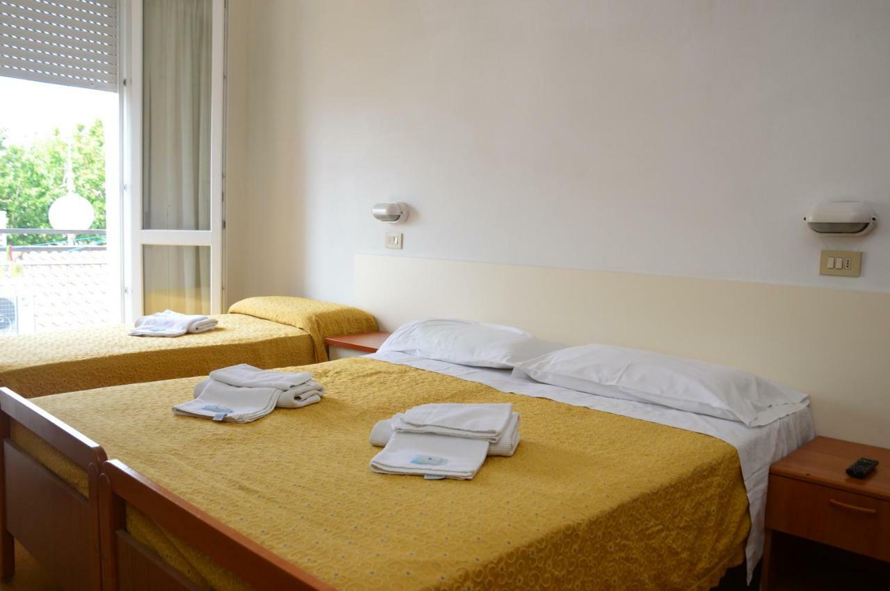 Hotel Moroni Римини Екстериор снимка